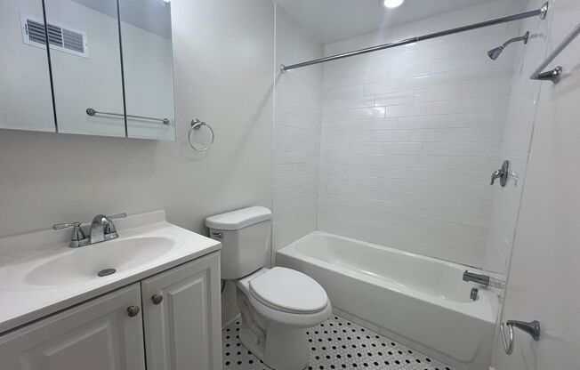 2 beds, 1 bath, 750 sqft, $2,139, Unit 5645 Hobart Street #3