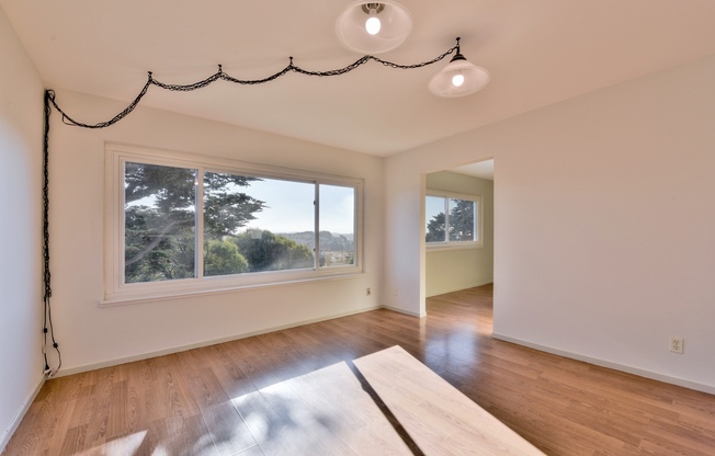 Light filled home+ Pet Friendly + Deck+ Lovely Yard