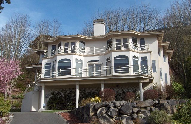 4+ Bedroom with Great Entertaining Wrap Around Decks with VIEW of PUGET SOUND!!