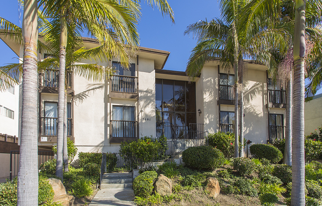 *OPEN HOUSE: 3/8 9-10AM* Beautiful La Jolla 2 Br with Parking and Washer/Dryer