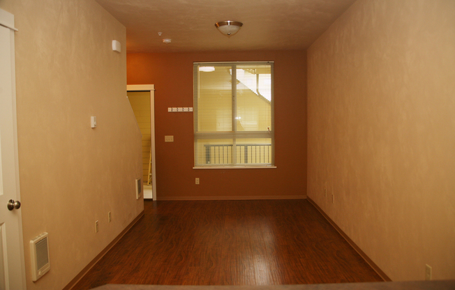 2 beds, 1.5 baths, 879 sqft, $1,890, Unit 32