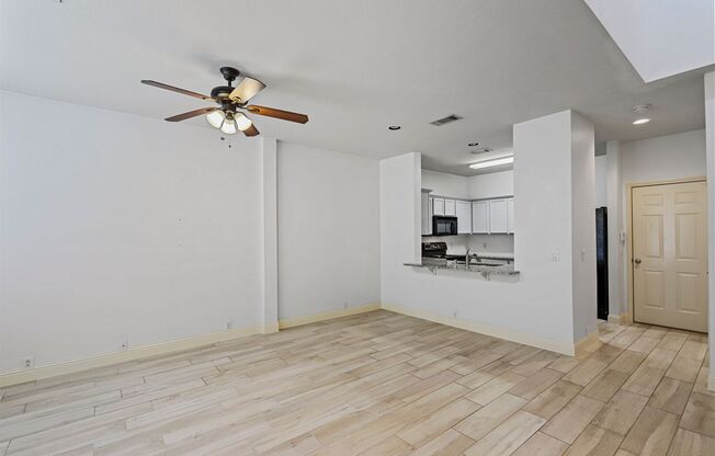 BEAUTIFUL 2 Bed, 2.5 Bathroom Townhome*