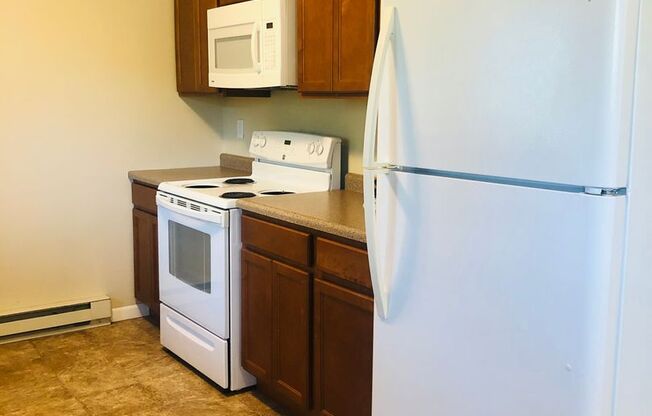 3 beds, 2 baths, $895, Unit A