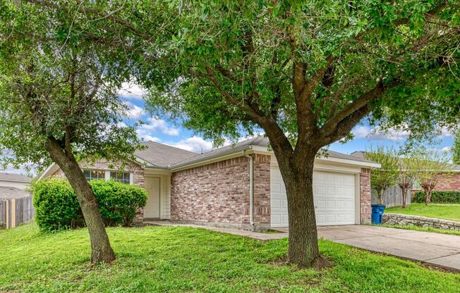 Lovely Home in Dallas located close to I-35, and all the restaurants and shopping in the Camp Wisdom area.
