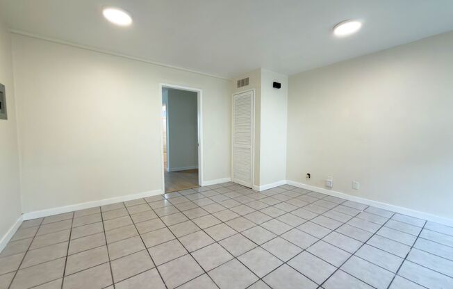 322 N Benton Way