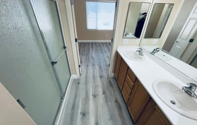 Charming 3 Bedroom in 55+ Solera, Laminate Wood Floors!