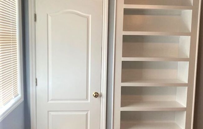 Downtown Cornelius! Minutes from Lake Norman! 2 Bedroom, DUPLEX!