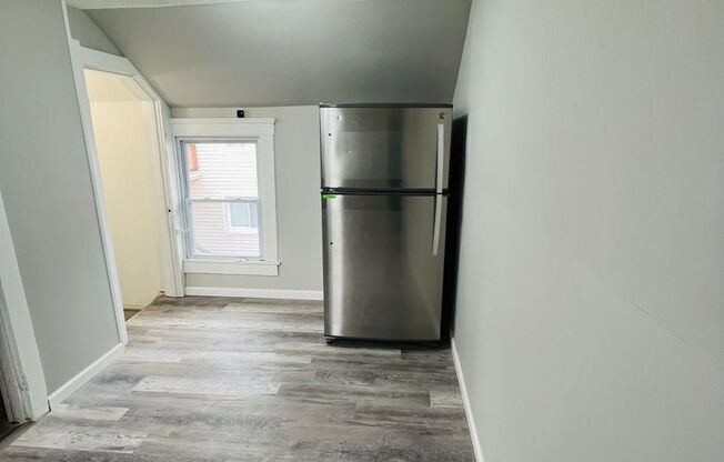 2 beds, 1 bath, 1,028 sqft, $1,400, Unit 1309 BUHRER AVE-Up