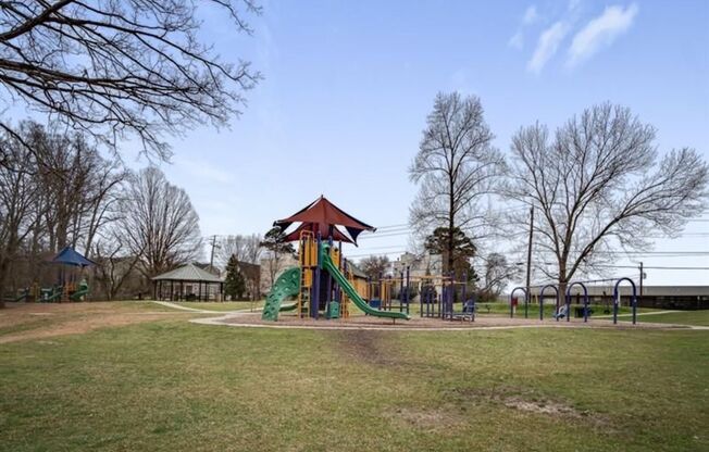 Very Spacious 2bd/2ba Condo in Brookhaven w/ Pool!!