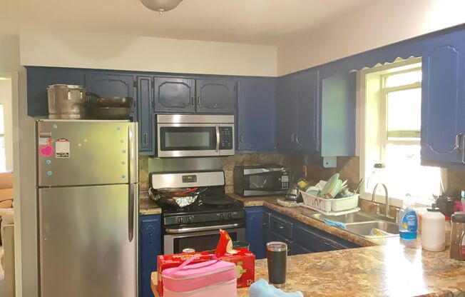 Large Single Family House in Oakdale!! DON'T MISS!!