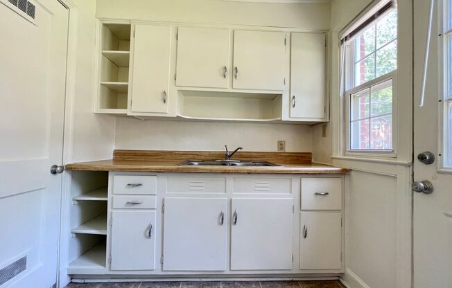 2 beds, 1 bath, 888 sqft, $850, Unit 926Hill