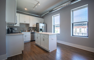 1044 W 18 ST
