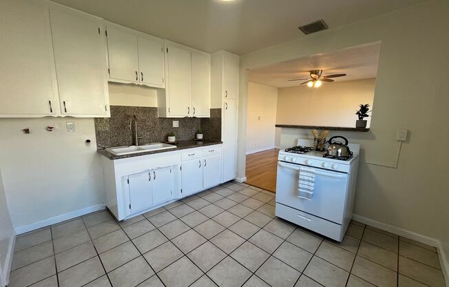 2 beds, 1 bath, 925 sqft, $2,595, Unit 13811