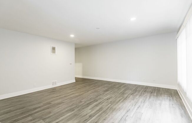 2 beds, 1 bath, 895 sqft, $1,998, Unit 106