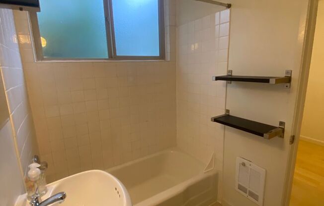 Studio, 1 bath, 425 sqft, $1,350, Unit Unit 15