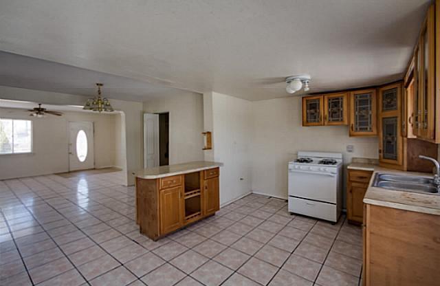 3 beds, 2 baths, $1,395