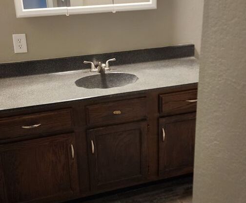 2 beds, 1 bath, 885 sqft, $750, Unit 215