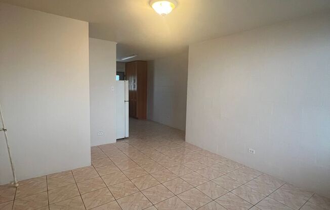 2 bedroom, 1 bath, 1 parking in Makiki!