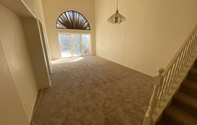Great 3 bed 2.5 bath townhouse located near Summerlin