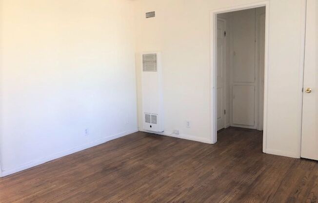 Large upstairs unit, 1 bedroom available in a great area of Los Angeles
