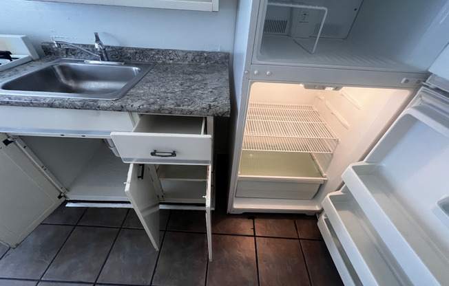 Studio, 1 bath, 450 sqft, $945, Unit 414