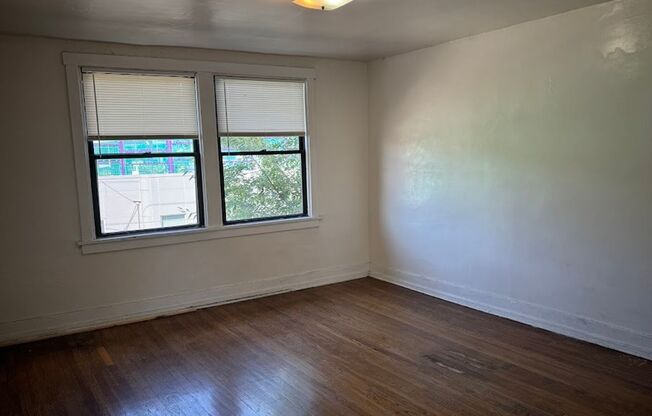 3 beds, 1 bath, $2,100, Unit 30