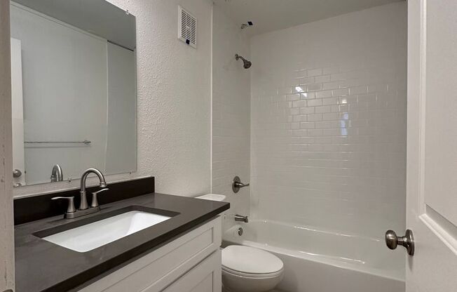 2 beds, 2 baths, 928 sqft, $1,495, Unit 1945 Peoria St #405