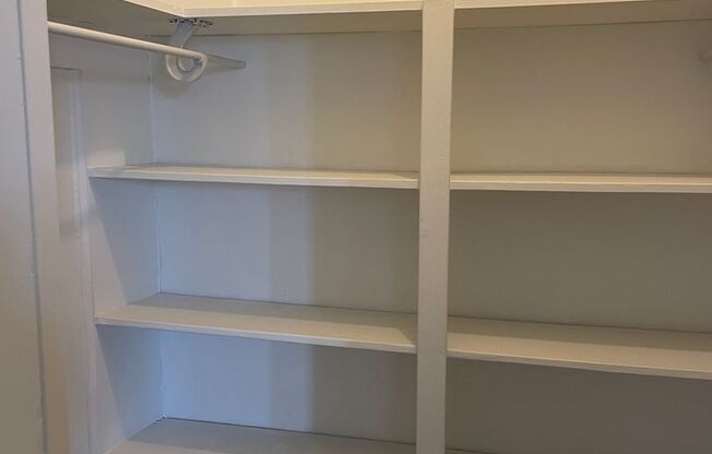 1 bed, 1 bath, 962 sqft, $1,525, Unit New King Edward  805