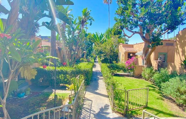 5225 De Longpre Ave