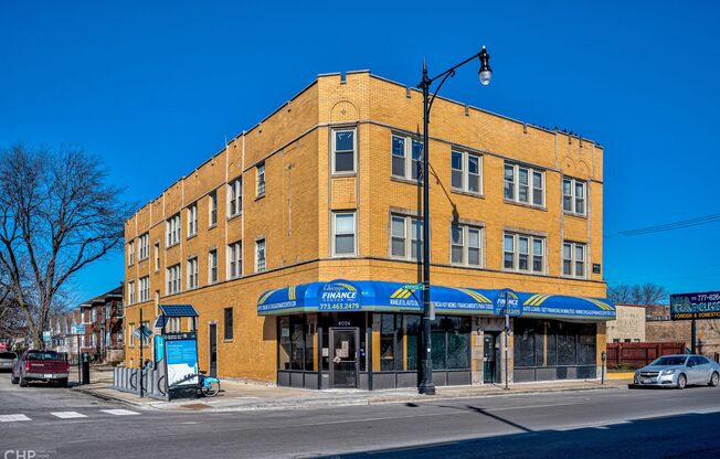 4022 W Montrose Ave