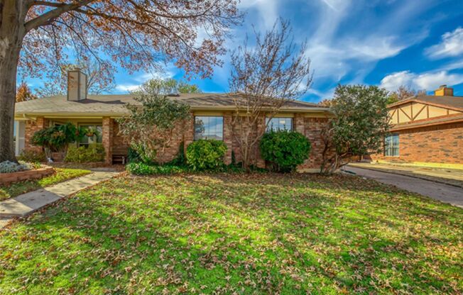 Beautiful 2-2 duplex in Bedford, HEB ISD! LAWN CARE INCLUDED!