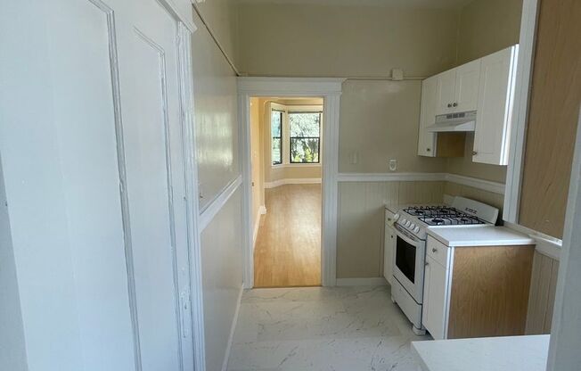 052 (2729 Lombard)