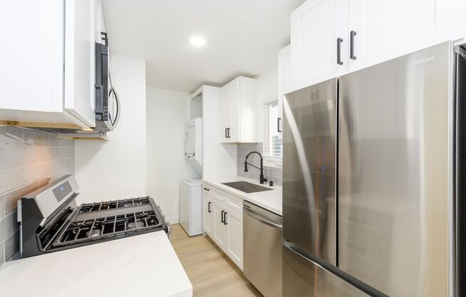 Beautifully renovated 8-unit Apartment Community in Bankers Hill!!!