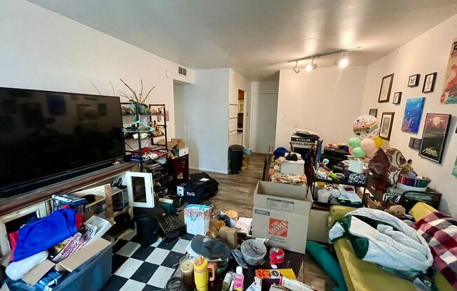 3445 N Oakland Ave