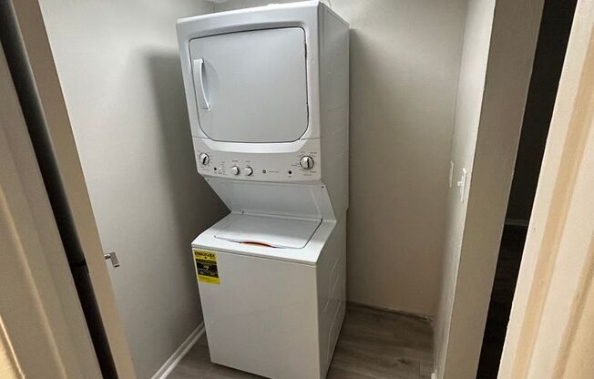 2 beds, 1 bath, 930 sqft, $1,149, Unit 015