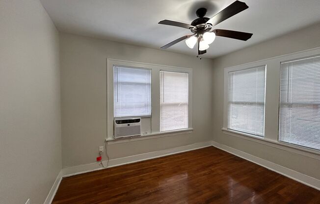 2 beds, 1 bath, $1,295, Unit B3601