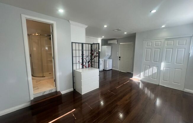 Charming Winnetka Studio (ADU)! Laundry In Unit!