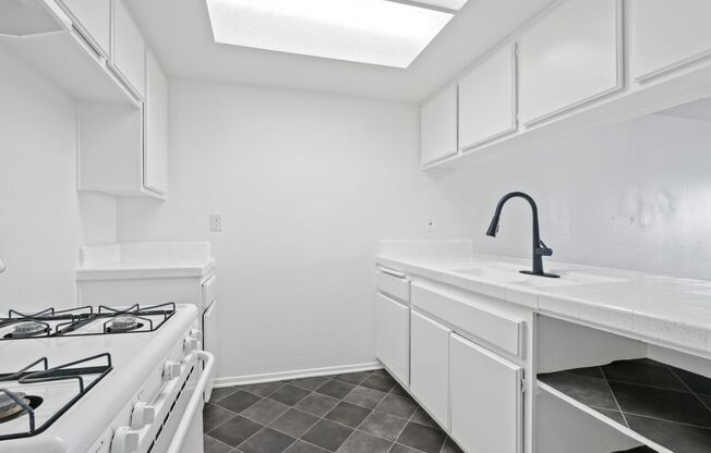 2 beds, 1 bath, $2,395, Unit 7