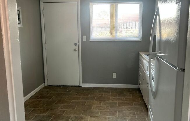 2 beds, 1 bath, 750 sqft, $1,095, Unit B10 1015 12