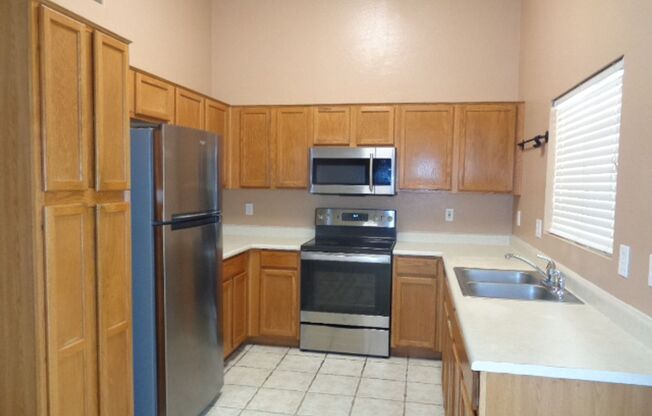 Cozy 3 bedroom home in Goodyear! Large backyard, great layout! Available NOW!