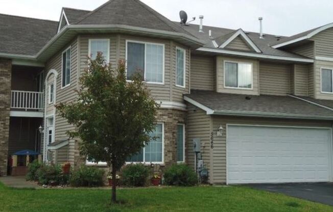 Available sept 01, 3bd, 2ba End Unit Town Home in Great Neighborhood