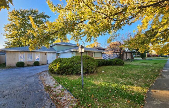 Welcome to the heart of South Holland’s Central District, where quiet charm meets everyday convenience.