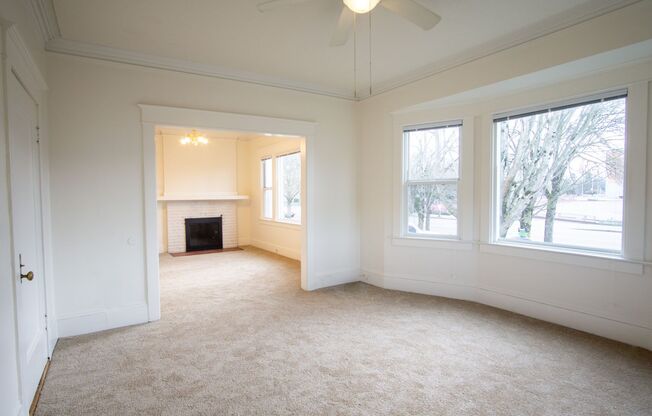 Gorgeous 2-Bedroom Corner Flat in 1911 Four-Plex!