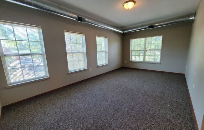 2 beds, 1 bath, $1,050, Unit 109