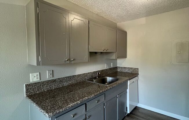 2 beds, 1 bath, 850 sqft, $1,300, Unit 15