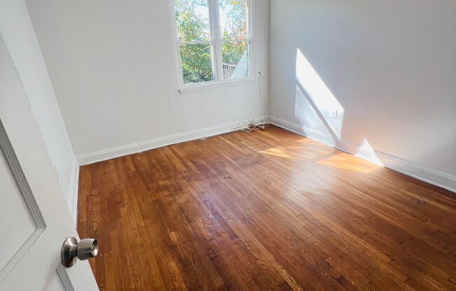 Arlington Neighborhood RENOVATED 2 BEDROOM TOWNHOME