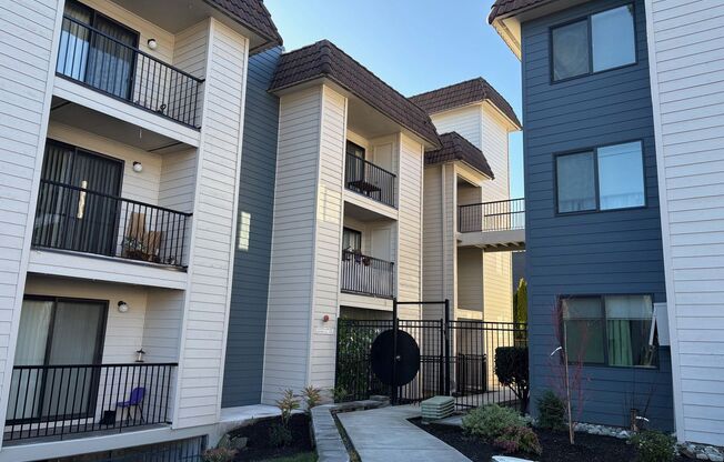 1 bed, 1 bath, 610 sqft, $1,725, Unit A109