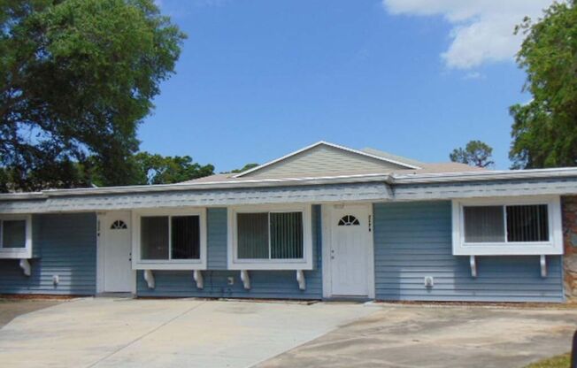 2 BR/1BA Victoria Park Duplex, Bright & Open Floor Plan in Largo, FL