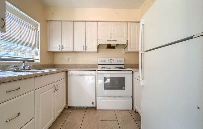 2 beds, 1.5 baths, 975 sqft, $1,100, Unit Unit C