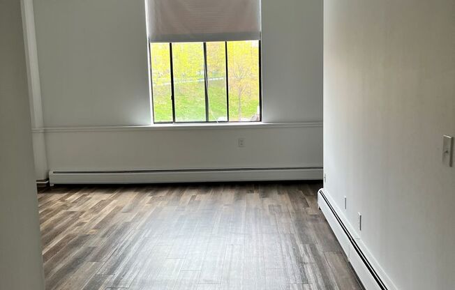 1 bed, 1 bath, 715 sqft, $1,820, Unit 35-208